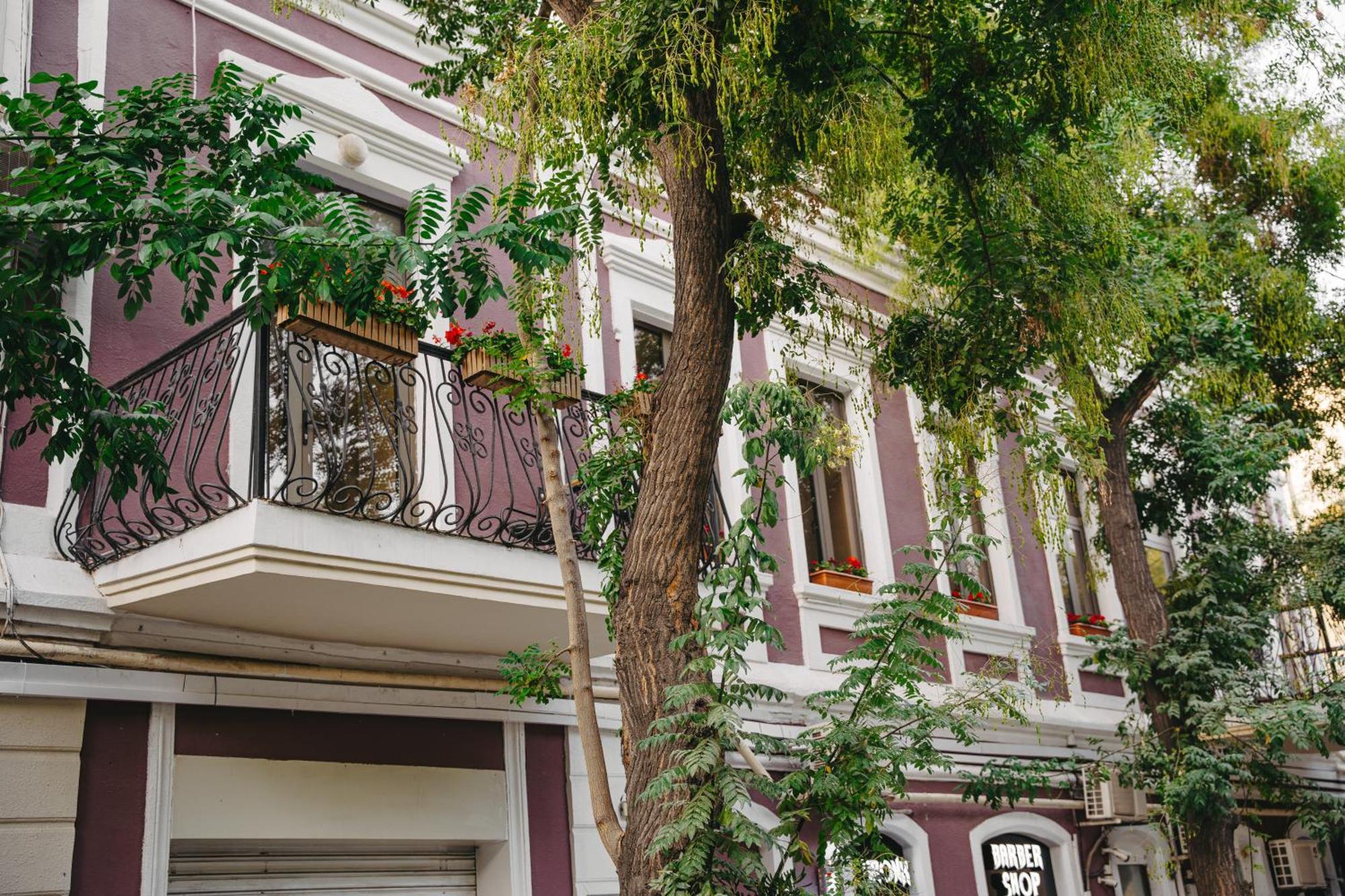 Theatrum Hotel Baku Exterior photo Typical architecture of the city