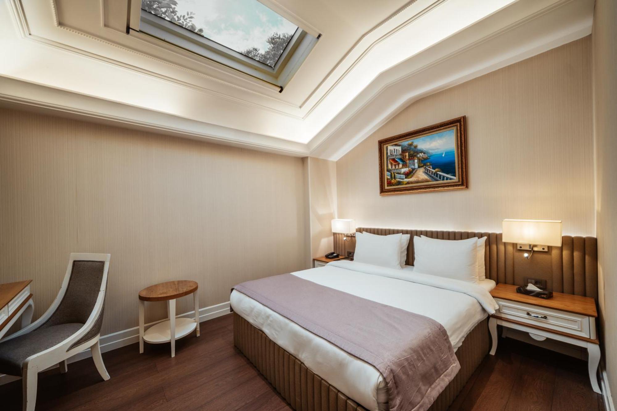 Theatrum Hotel Baku Exterior photo A room at the hotel